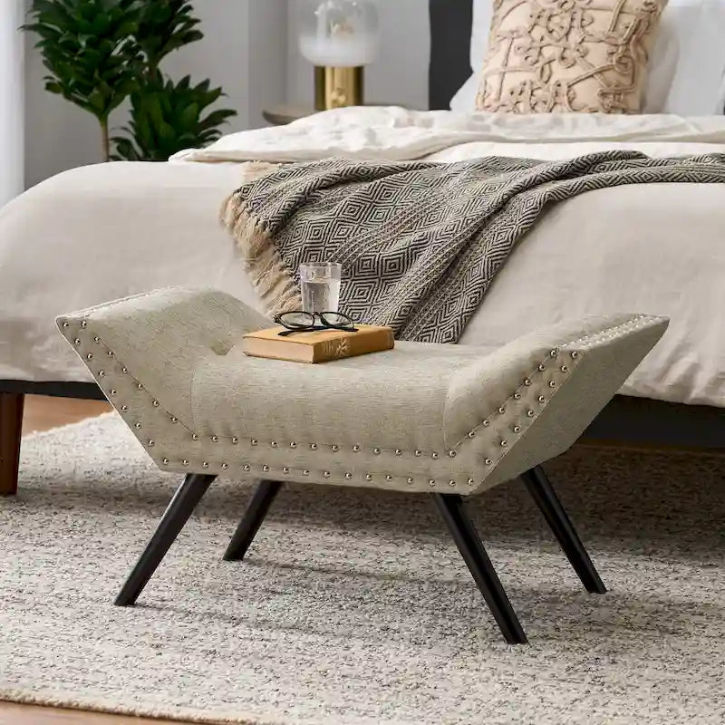 Panca pouf in tessuto trapuntato con gambe inclinate e borchie decorative