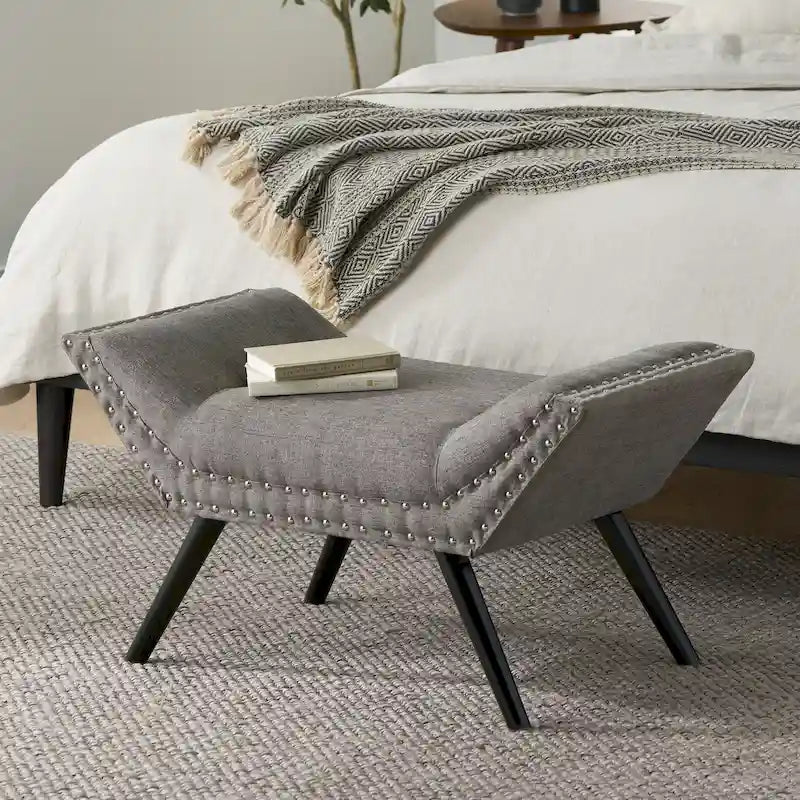 Panca pouf in tessuto trapuntato con gambe inclinate e borchie decorative
