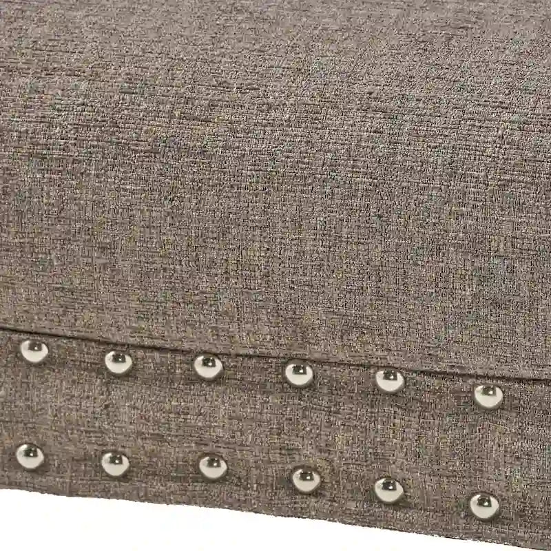 Panca pouf in tessuto trapuntato con gambe inclinate e borchie decorative