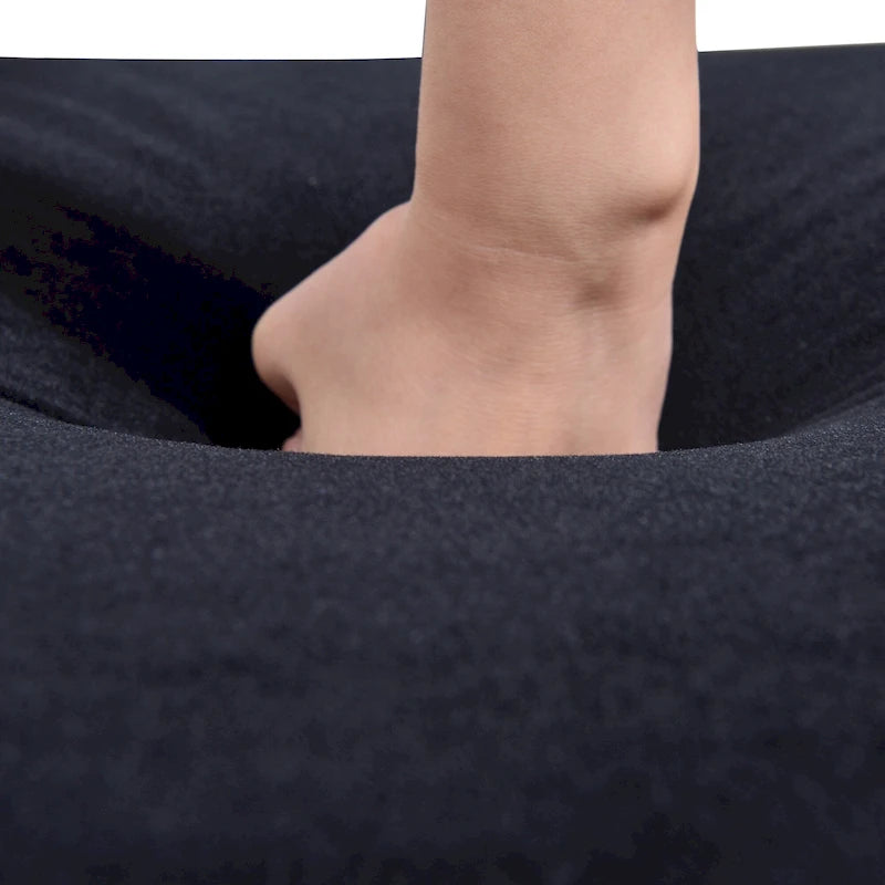 Samtbezogener Loungesessel mit Knopfheftung