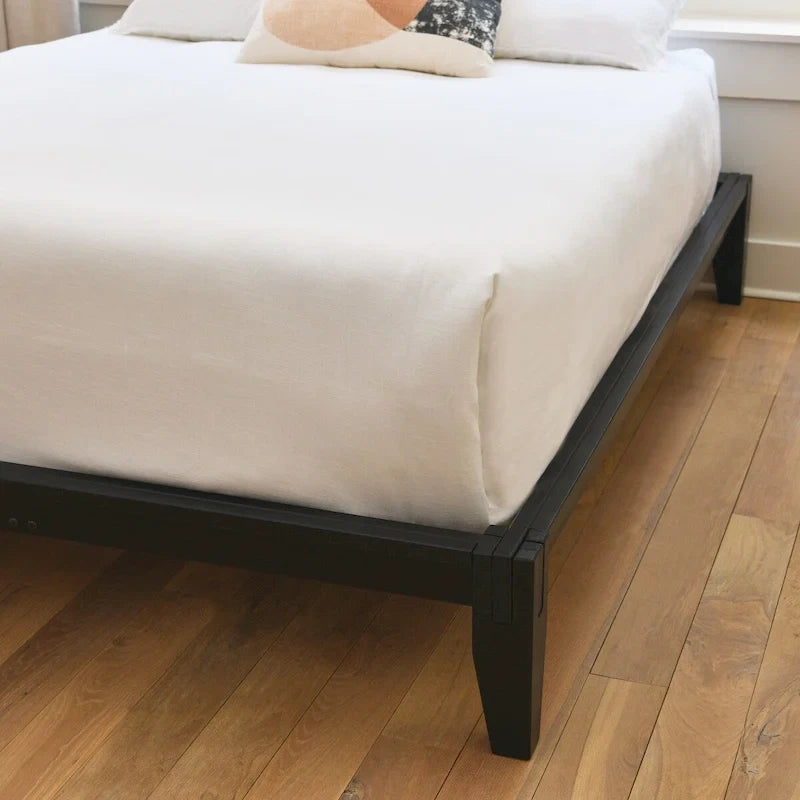 Cama con plataforma de madera maciza y ensamblaje japonés – minimalista de mediados de siglo