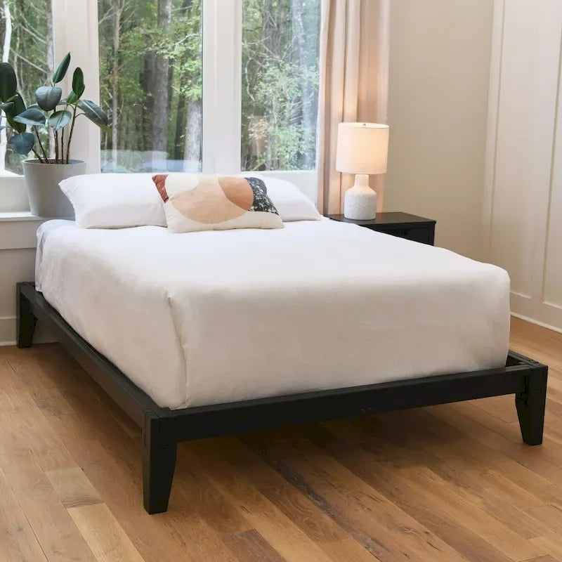 Cama con plataforma de madera maciza y ensamblaje japonés – minimalista de mediados de siglo
