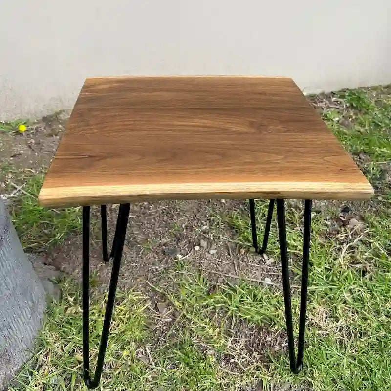 Tavolino laterale in teak massello con bordo vivo e gambe in ferro nero – rotondo o quadrato