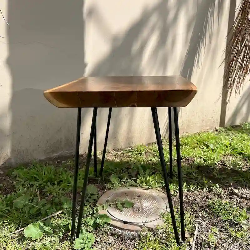 Tavolino laterale in teak massello con bordo vivo e gambe in ferro nero – rotondo o quadrato